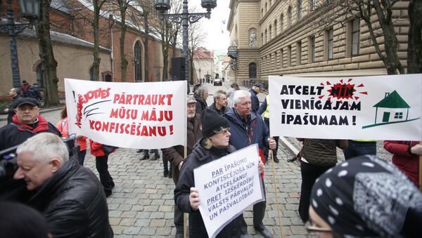 Пикет против налога на недвижимость в Риге - Sputnik Латвия