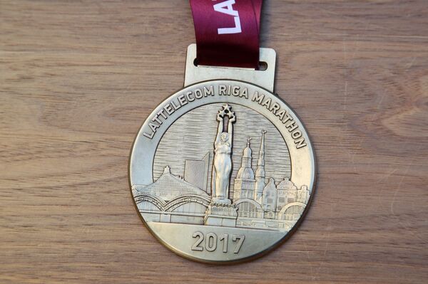 Официальная медаль Рижского марафона Lattelecom, автор – Висвалдис Асарис - Sputnik Латвия