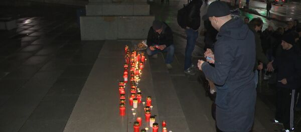 Протестующие против беженцев австрийцы зажгли свечи на ступенях парламента Протестующие против беженцев австрийцы зажгли свечи на ступенях парламента - Sputnik Латвия