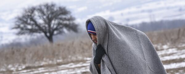 Мигрант на македонской границе - Sputnik Латвия