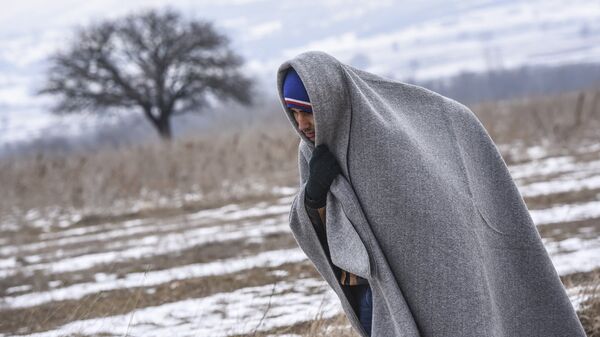 Мигрант на македонской границе  - Sputnik Latvija