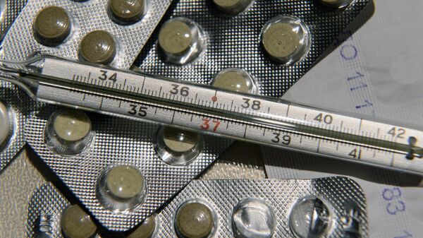 Лекарственные препараты и градусник для измерения температуры - Sputnik Latvija