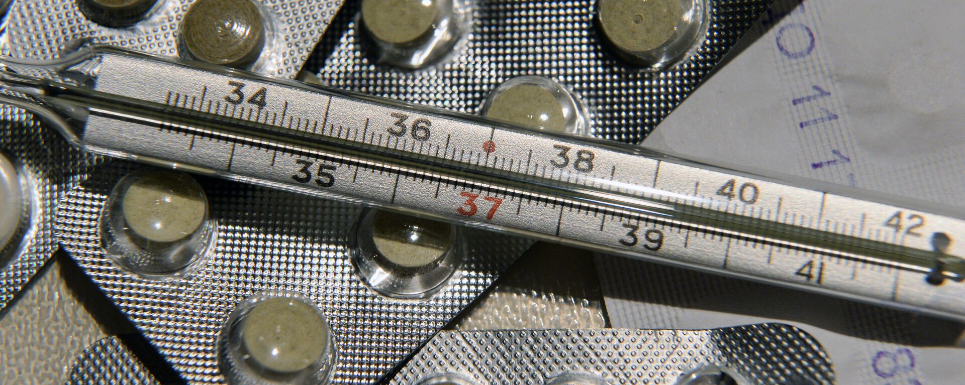 Лекарственные препараты и градусник для измерения температуры - Sputnik Latvija, 1920, 17.10.2021