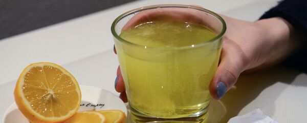 Лекарственные препараты и градусник для измерения температуры Лекарственные препараты и градусник для измерения температуры - Sputnik Latvija