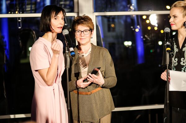 Глава Балтийской федерации моды Елена Страхова, директор Рижского музея моды Наталья Музычкина и ведущая церемонии Майя Силова - Sputnik Латвия