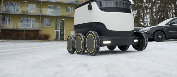 Почтовый робот фирмы Starship Technologies в Таллинне - Sputnik Латвия