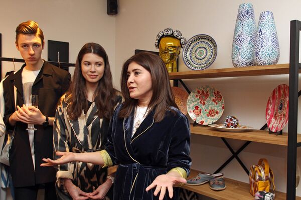 Дизайнер бренда Moel Bosh  Зухра Инат (справа) - Sputnik Латвия