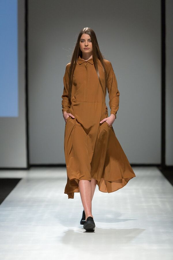 В коллекции Lilija Larionova дизайнер из Литвы представила свое видение столь модных сейчас платьев в рубашечном стиле - Sputnik Латвия