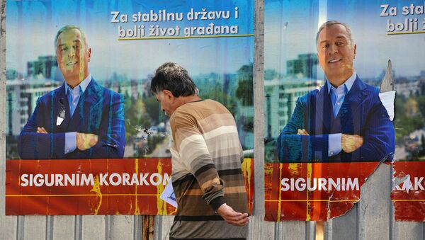 Плакат с предвыборной агитацией Мило Джукановича в Черногории. 14 октября 2016 - Sputnik Latvija