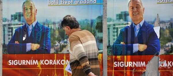 Плакат с предвыборной агитацией Мило Джукановича в Черногории. 14 октября 2016 - Sputnik Латвия
