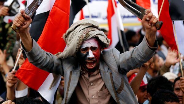 Мужчина размахивает кинжалами во время празднования годовщины военного вмешательства коалиции под руководством Саудовской Аравии в Сане, Йемен - Sputnik Latvija