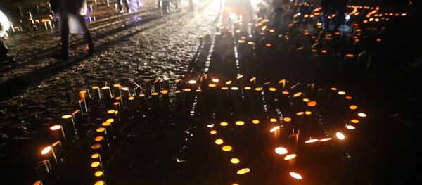 Японцы зажгли свечи в память жертв цунами и землетрясения 2011 года - Sputnik Латвия