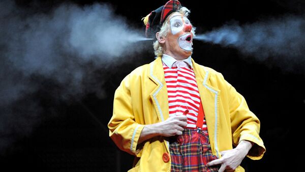 Клоун на арене цирка. Архивное фото - Sputnik Латвия