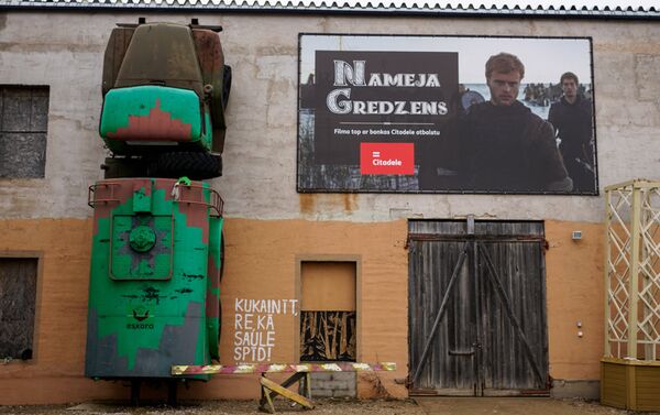 Реклама нового фильма Кольцо Намейса соседствует рядом с взбирающимся на стену Уралом - Sputnik Латвия