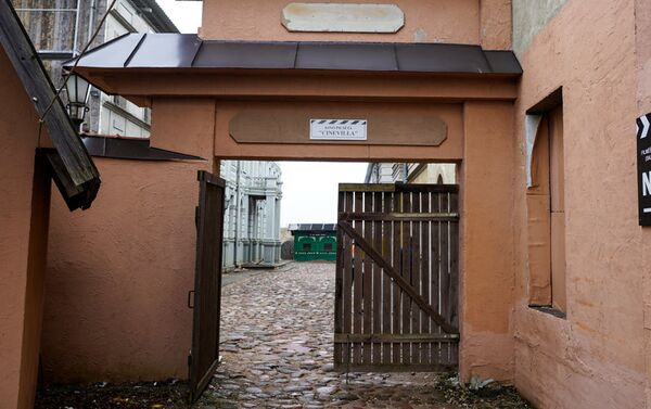 Ворота открывают посетителям бутафорскую Ригу начала 20 века - Sputnik Латвия