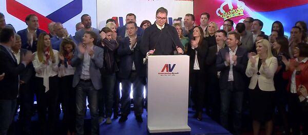 Вучич празднует победу в президентских выборах в Сербии Вучич празднует победу в президентских выборах в Сербии - Sputnik Latvija