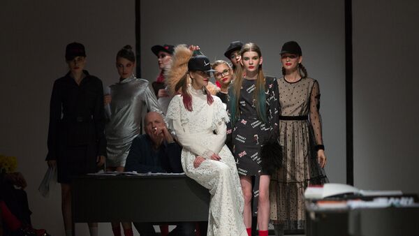 Модели на показе латвийской марки NOLO сыграли роль студенток, сдающих модный зачет преподавателю, в роли которого выступил актер Национального театра Иварс Пуга - Sputnik Латвия