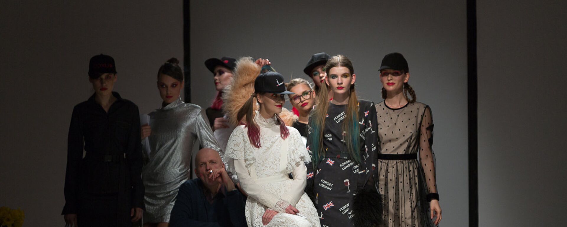 Модели на показе латвийской марки NOLO сыграли роль студенток, сдающих модный зачет преподавателю, в роли которого выступил актер Национального театра Иварс Пуга - Sputnik Латвия, 1920, 02.02.2026