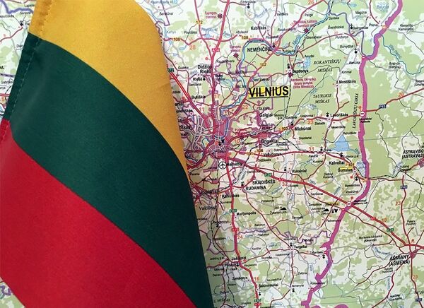 Литовский флаг перед картой страны - Sputnik Латвия