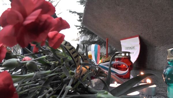 Цветы в память о жертвах теракта в Петербурге - Sputnik Латвия