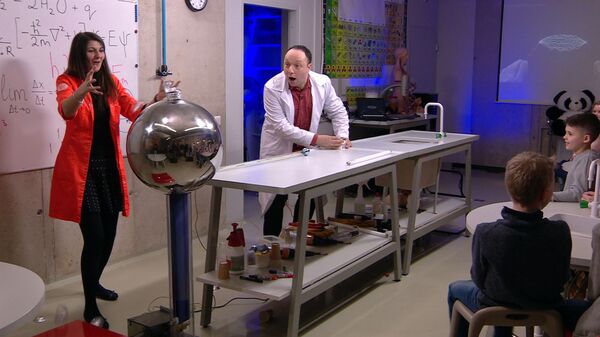 Ведущие Лаборатории чудес Вячеслав Кащеев и Юлия Пинтшука - Sputnik Латвия