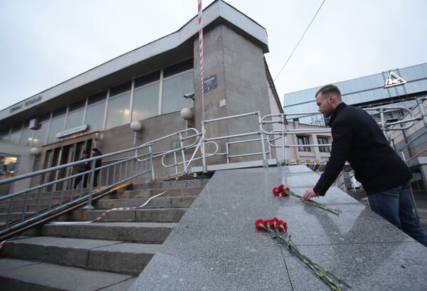Цветы в память о погибших в метро Санкт–Петербурга - Sputnik Latvija