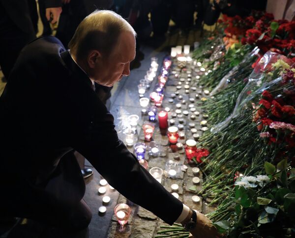 Президент РФ В. Путин возложил цветы у станции метро Технологический институт - Sputnik Latvija