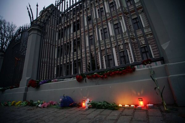 Цветы у посольств РФ в странах мира в память о погибших при взрыве в Санкт-Петербурге - Sputnik Латвия