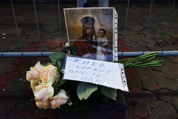 Цветы у посольств РФ в странах мира в память о погибших при взрыве в Санкт-Петербурге - Sputnik Latvija
