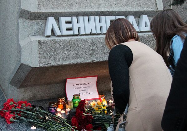 Цветы в память о погибших в метро Санкт–Петербурга - Sputnik Латвия