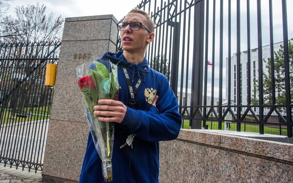 Цветы у посольств РФ в странах мира в память о погибших при взрыве в Санкт-Петербурге - Sputnik Latvija