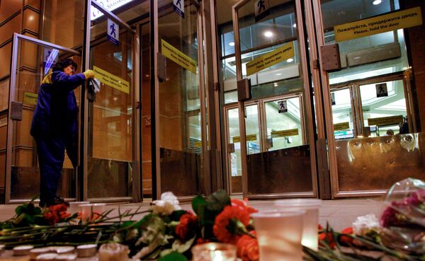 Цветы в память о погибших в метро Санкт–Петербурга - Sputnik Латвия