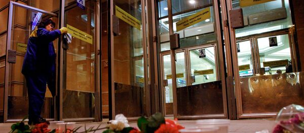 Цветы в память о погибших в метро Санкт–Петербурга Цветы в память о погибших в метро Санкт–Петербурга - Sputnik Латвия