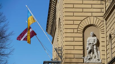 Флаги Латвии и Украины
