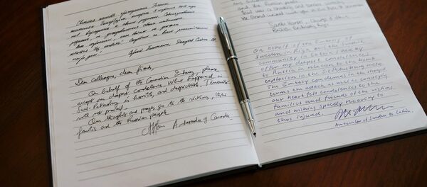 Книга соболезнований в посольстве России в Латвии - Sputnik Латвия