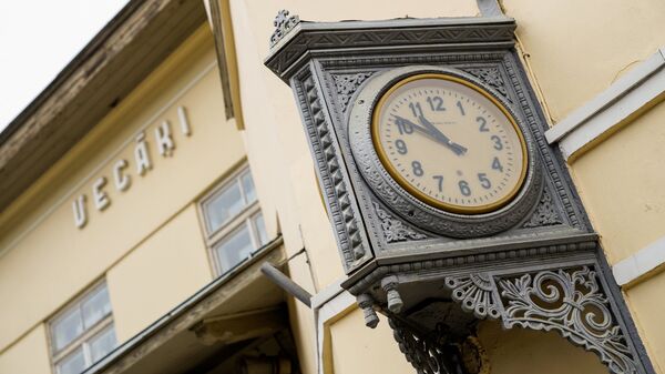 Старинные часы на станции Вецаки - Sputnik Латвия