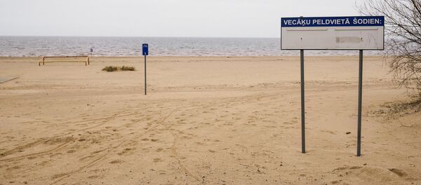 Информационный знак на пляже Вецаки - Sputnik Латвия