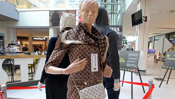 Поддельная одежда и сумка от Louis Vuitton - Sputnik Латвия