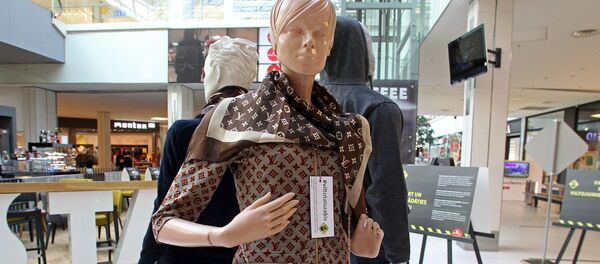 Поддельная одежда и сумка от Louis Vuitton - Sputnik Латвия