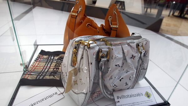 Поддельные сумки, конфискованные на латвийской границе - Sputnik Латвия