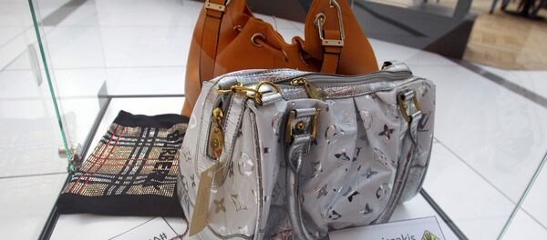 Поддельные сумки, конфискованные на латвийской границе - Sputnik Латвия