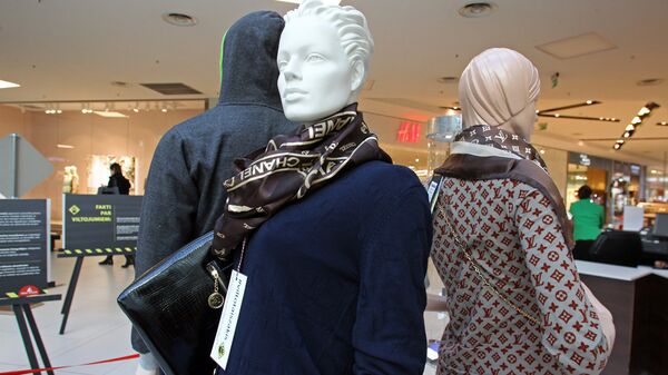 Поддельная одежда и сумка от Chanel и Louis Vuitton - Sputnik Латвия