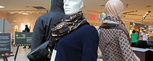 Поддельная одежда и сумка от Chanel и Louis Vuitton Поддельная одежда и сумка от Chanel и Louis Vuitton - Sputnik Latvija