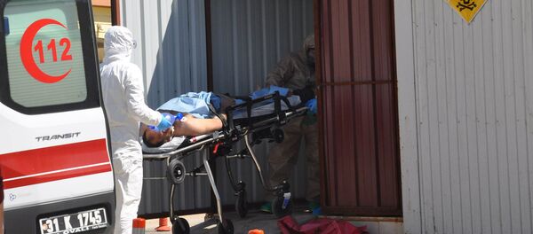 Машина скорой помощи доставляют в больницу пострадавших в приграничном городе Рейханлы в провинции Хатай - Sputnik Латвия