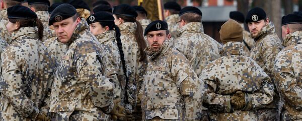 Солдаты латвийской армии в строю Солдаты латвийской армии в строю - Sputnik Latvija