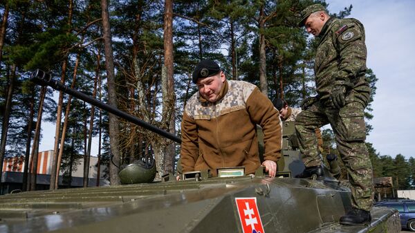 Латвийский военный знакомится с техникой словацкой армии Латвийский военный знакомится с техникой словацкой армии - Sputnik Латвия