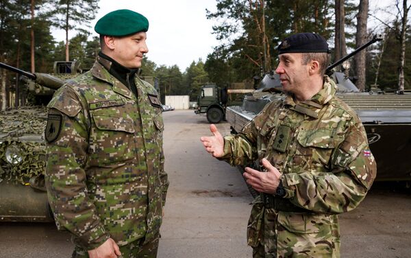 Словацкий и английский военные беседуют о службе - Sputnik Латвия