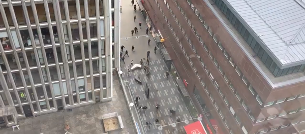 Люди убегали от места наезда грузовика на толпу пешеходов в Стокгольме Люди убегали от места наезда грузовика на толпу пешеходов в Стокгольме - Sputnik Латвия