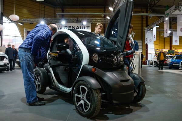 На стенде Renault особый интерес вызвал Renault Twizy ZE, двухместный электрический городской автомобиль - Sputnik Латвия