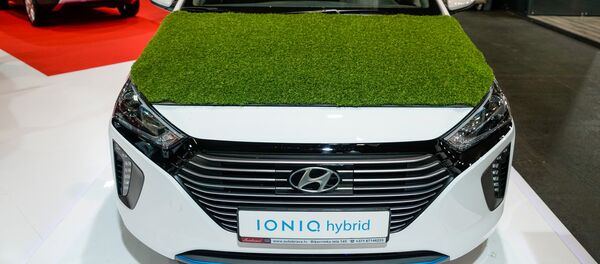 Hyundai Ioniq – первый гибридный автомобиль Hyundai Motor Company, сочетающий элементы как гибридного (Plug-in), так и электромобиля Hyundai Ioniq – первый гибридный автомобиль Hyundai Motor Company, сочетающий элементы как гибридного (Plug-in), так и электромобиля - Sputnik Latvija
